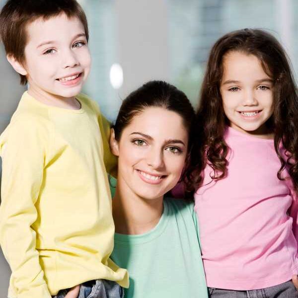 a-mom-and -her-kids-in-easy-summer-routine-for-busy-moms-and-kids