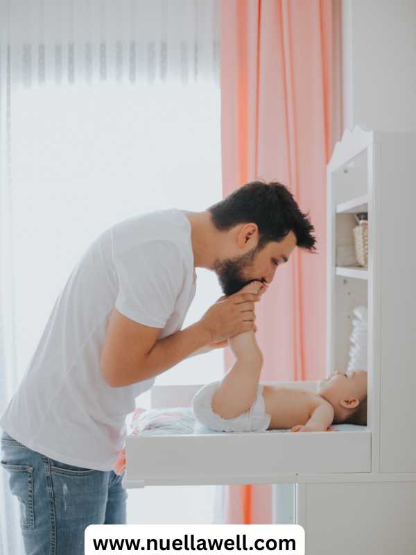 Partner-helping-mom-with-diaper-changes-in-postpartum-home-preparation-checklist