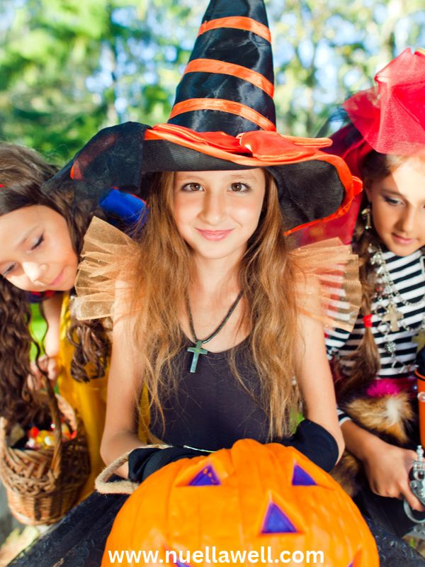 family-making-simple-Halloween-memories-together